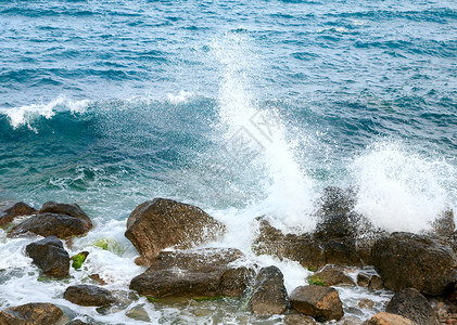 动感海浪被海浪拍打的岩石背景