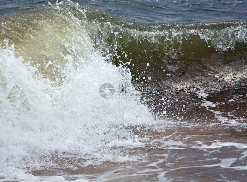 海浪在岸线上冲大自然背景图片