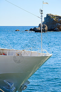 游艇和海面后的白色游艇和海水表面图片