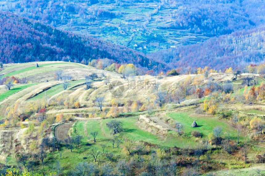 秋天山区风景上有干草堆喀尔巴阡山乌克兰图片