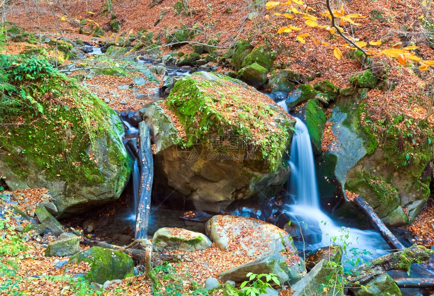 洛基流瀑布穿越秋山林图片