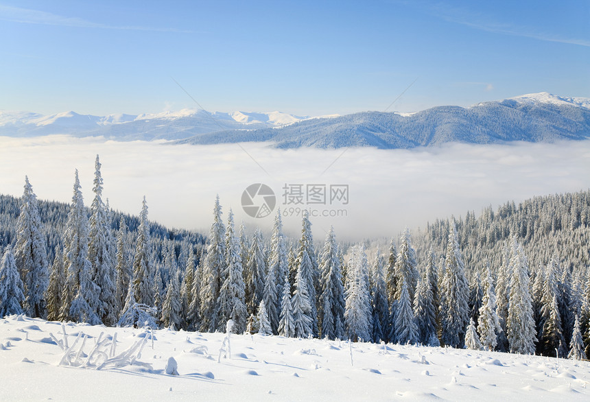 冬季平静的山地风景有些雪覆盖在前端从Bukovel滑雪胜地乌克兰到Svydovets山脊图片