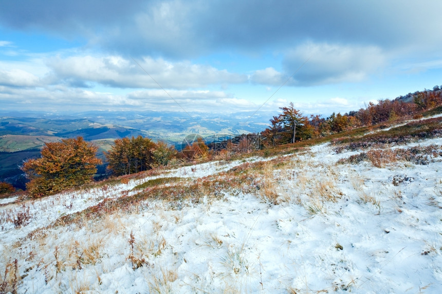 高原上的雪景图片