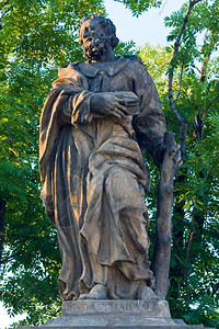 捷克撒逊查尔斯桥上的圣裘德萨迪乌斯雕像捷克布拉格由JanOldAichMayer雕塑1708年背景