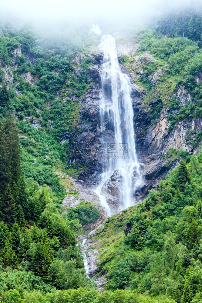 阿尔卑斯山美丽的瀑布夏季风景图片