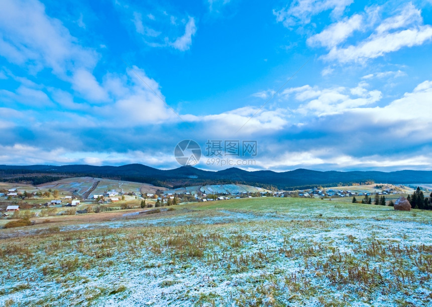 10月第一次冬季雪和村庄的喀尔巴阡山高原图片