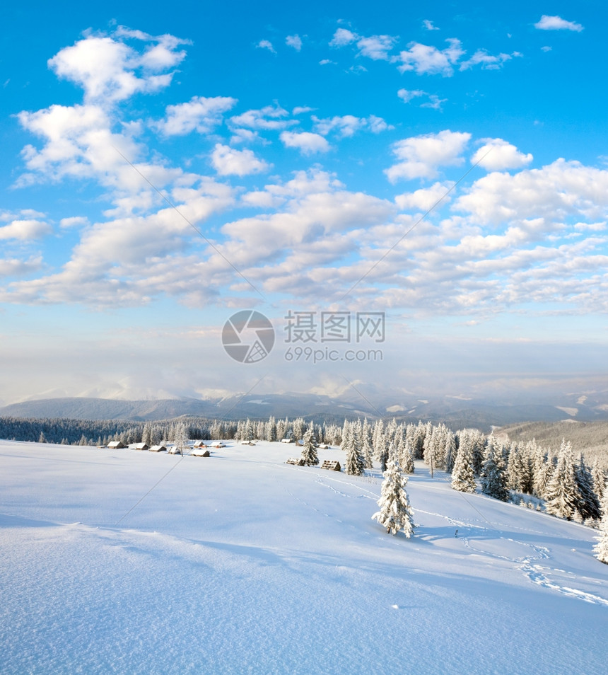 冬季平静的山地景观有棚群和后面的山脊Kukol山喀尔巴阡乌克兰图片