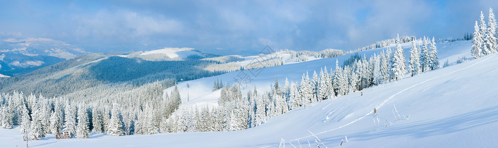 经喀尔巴阡冬季平静的山地景观后面有棚子和山脊Kukol山喀尔巴阡乌克兰背景
