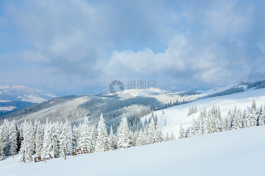 冬季平静的山区景观后面有棚和山脊Kukol山喀尔巴阡乌克兰图片