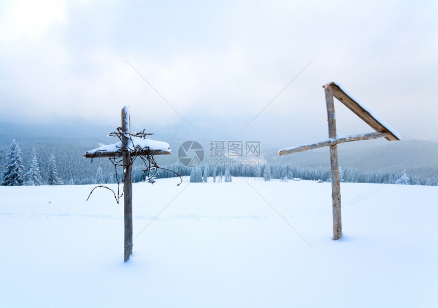 傍晚寒冬平静的山地景观前面有木十字Kukol山喀尔巴阡乌克兰喀尔巴阡山图片