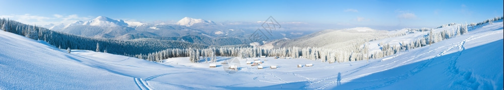 清晨冬季平静的山丘全景与棚屋群和后面的山脊喀尔巴阡乌克兰背景图片