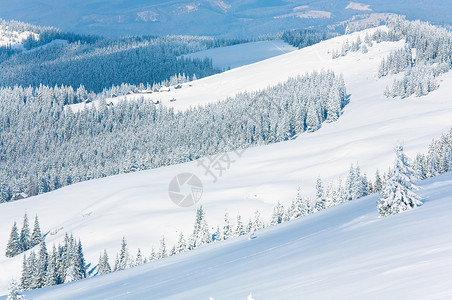冬季寒平静的山地景观坡上有棚屋群Kukol山喀尔巴阡乌克兰喀尔巴阡山背景图片