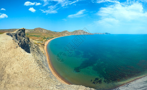 夏季岩石海岸线和沙滩露营蒂哈贾湾克里米亚乌兰所有民族和汽车都无法辨认图片