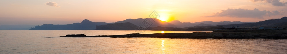 夏天的日落海岸线和面的太阳反射天线上的犀牛角克里米亚乌兰图片