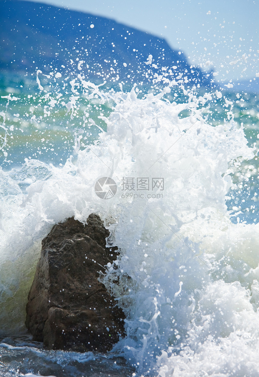 海浪冲在石头上断裂克里米亚乌兰图片