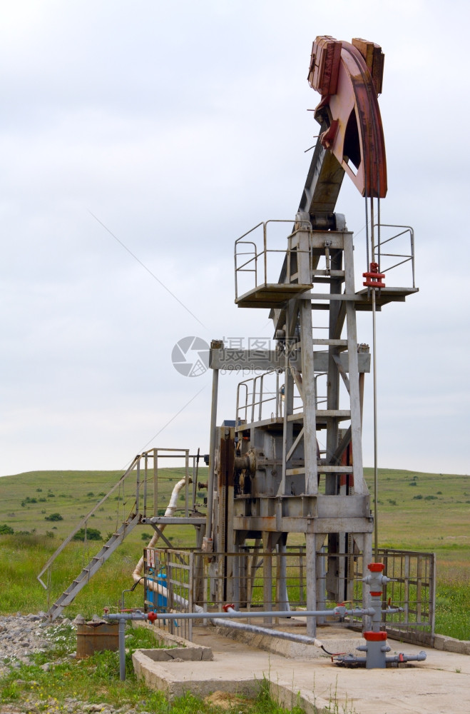 夏季草原的石油生产厂图片