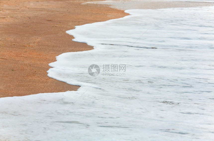 海岸线沙上冲浪泡沫图片