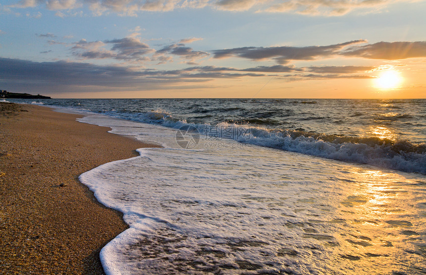海日夕阳冲浪沙海岸线的大浪断开图片