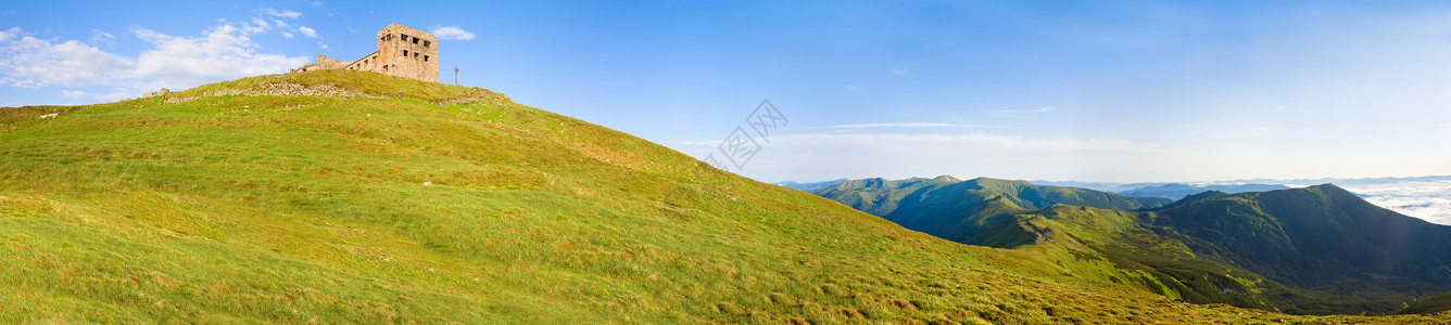 SummerPipIvan山顶有堡垒观测台废墟科霍诺格拉脊喀尔巴阡山乌克兰背景图片