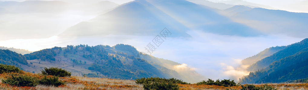 日出秋天的山景有日光和烟雾三拍综合图片图片