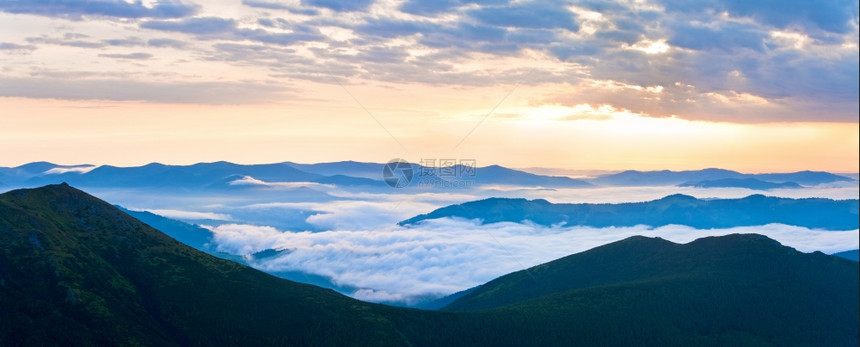 夏季多云的日出山区全景乌克兰喀尔巴阡山两针缝合图像图片