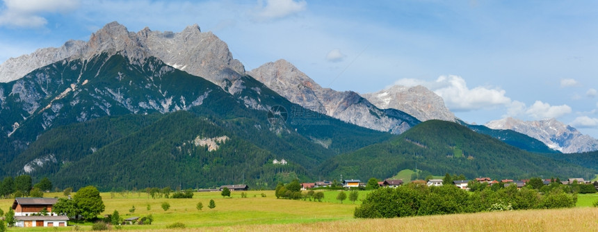 阿尔卑斯山丘夏季平静全景奥地利戈索村郊区两张综合照片图片