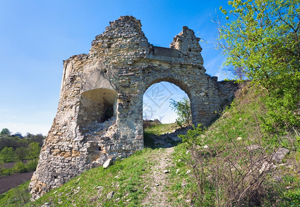 城堡废墟的春光乌克兰Ternopil地区Sydoriv村图片