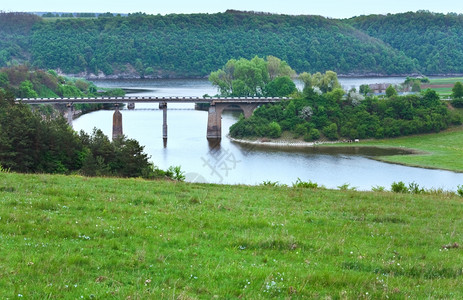 与河流相连的春季风景喀尔巴阡山乌克兰图片