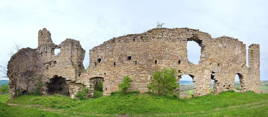 切尔诺科齐涅茨基城堡遗址乌克兰赫梅尔尼茨基州卡米亚涅茨波迪尔斯基地区切尔诺科齐涅茨基村春景建于十四世纪下半叶两个镜头缝合图像图片