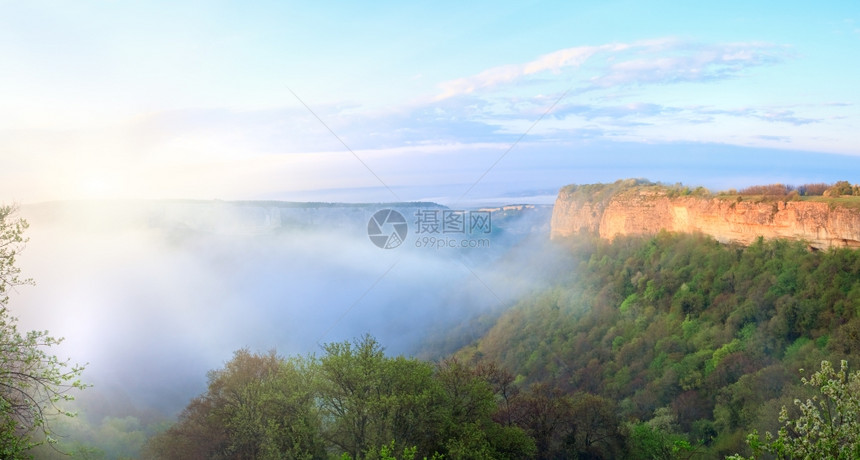 从MangupKale上方的晨雾中古老堡垒和洞穴定居点在克里米亚乌兰的阳光线下图片