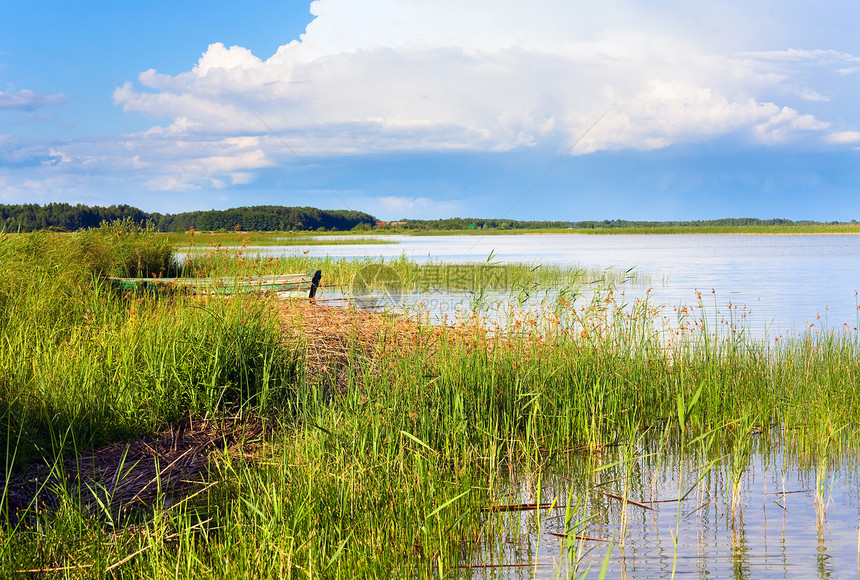 夏季漫游湖风景与木船在岸边图片
