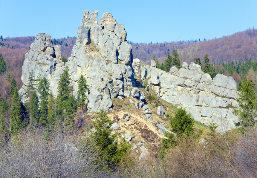 UrychRocks观点位于喀尔巴阡山乌克兰利沃夫地区的Tustanj历史堡垒所在地图片