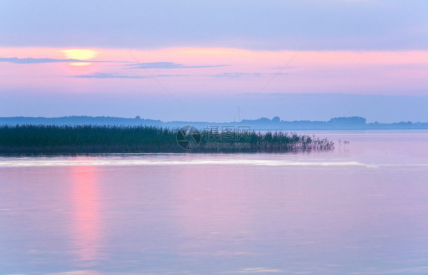 湖日落暗景与水表面的阳光路径斯维提亚兹乌克兰图片