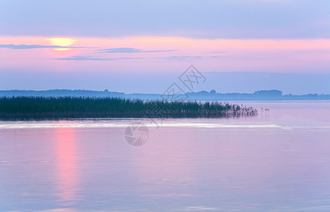 仅仅是湖日落暗景与水表面的阳光路径斯维提亚兹乌克兰背景