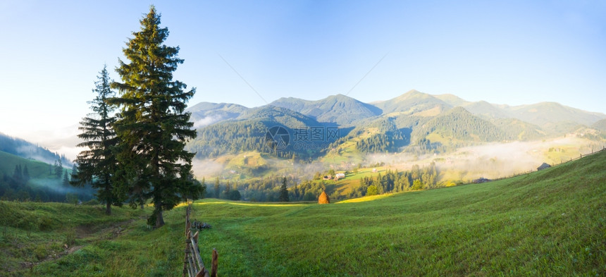 夏季迷雾山村边景观两针缝合图像图片