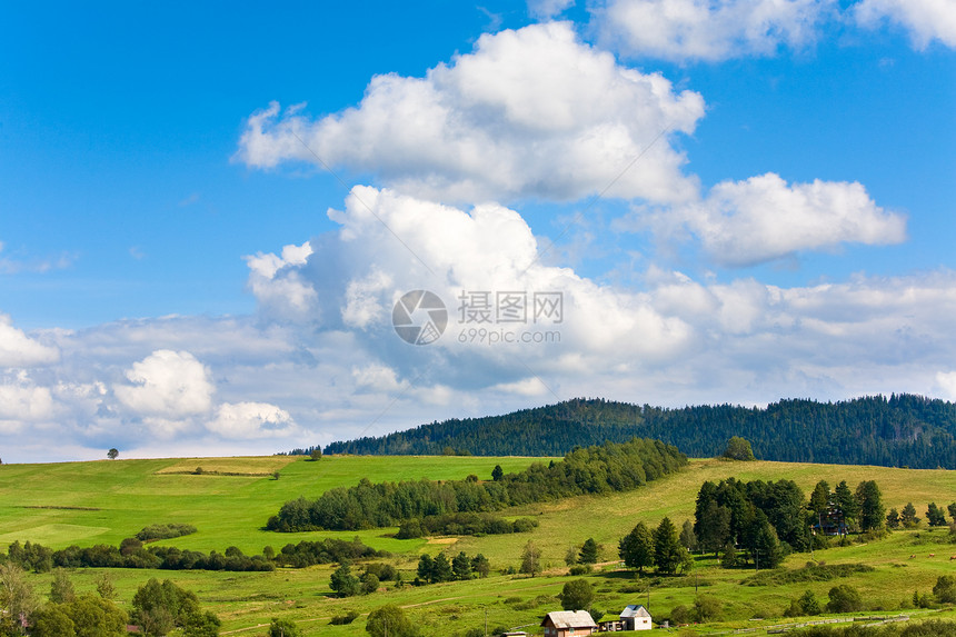 带村郊的夏季山景图片