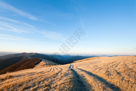 日出喀尔巴阡山脉乌克兰秋天风景与乡村公路图片