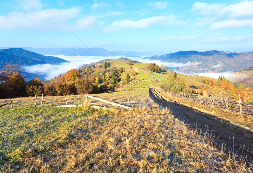 秋色的山景和肮脏的道路图片