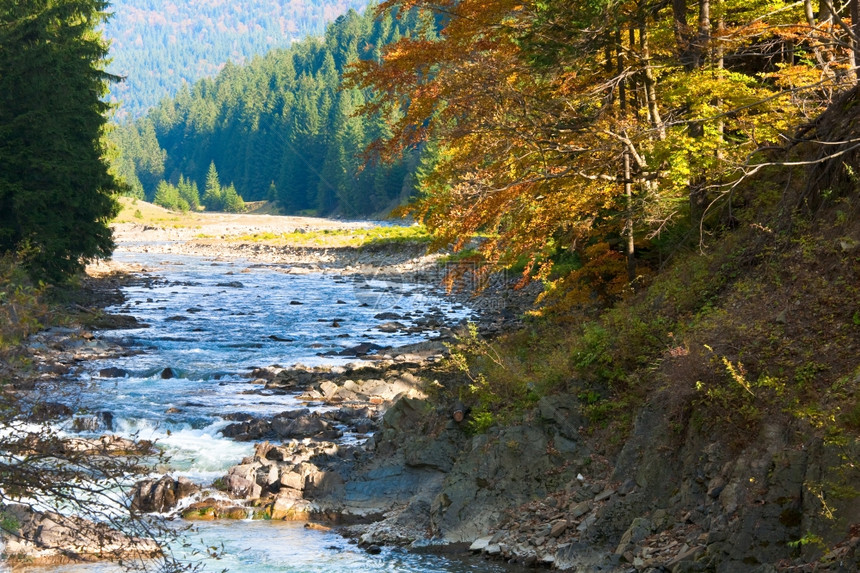 洛基秋山河和瓦特瀑布图片