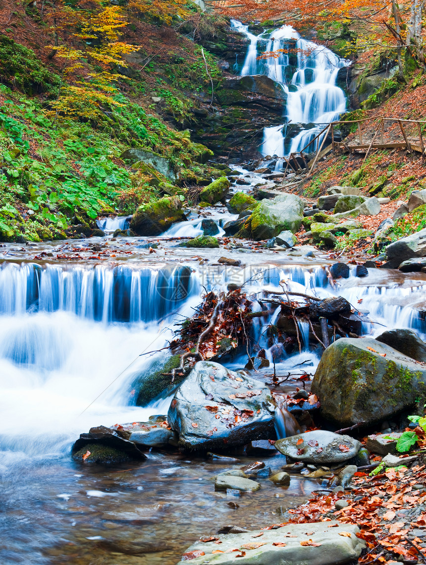 洛基溪流的瀑布穿越秋山森林缝合两针图片