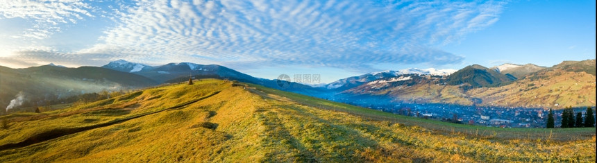 乌克兰喀尔巴阡山Jasynja村和Svydovetsrange的秋天明日图片