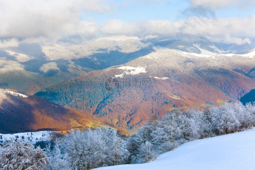 10月山尖森林边缘洞第一次冬季下雪去年秋天在远山边有多彩的树叶乌克兰喀尔巴阡山图片