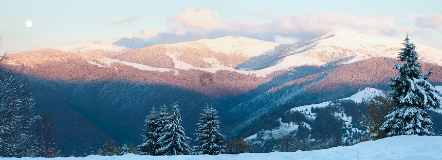 10月的山丘全景第一次冬季雪和去年秋天在远山边的多彩树叶两针缝合图象图片