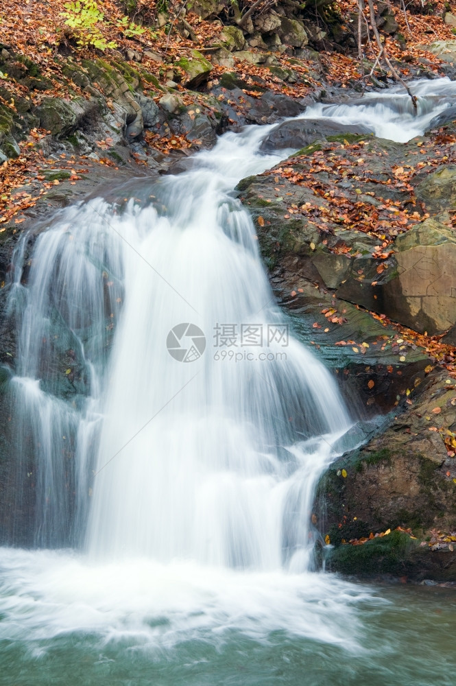 洛基流瀑布穿越秋山林图片