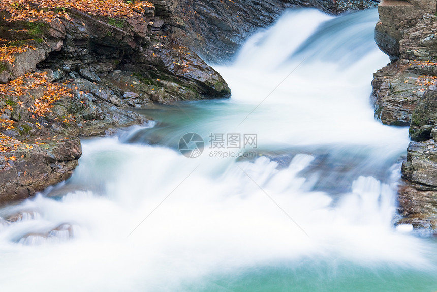 洛基溪瀑布流经秋山林长期接触图片