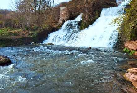 秋河乌克兰Nyrkiv村下游的强力瀑布高清图片