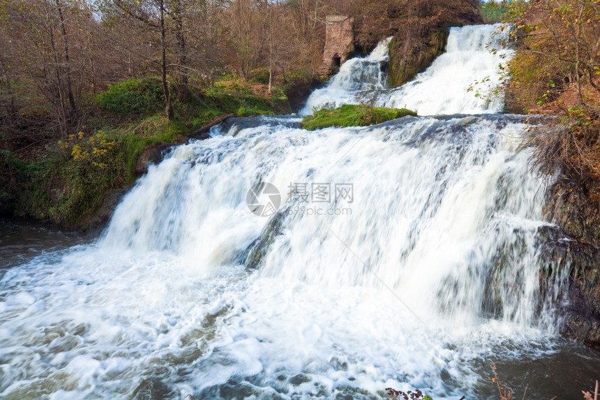 秋江乌克兰日尔基夫下游的强力瀑布图片