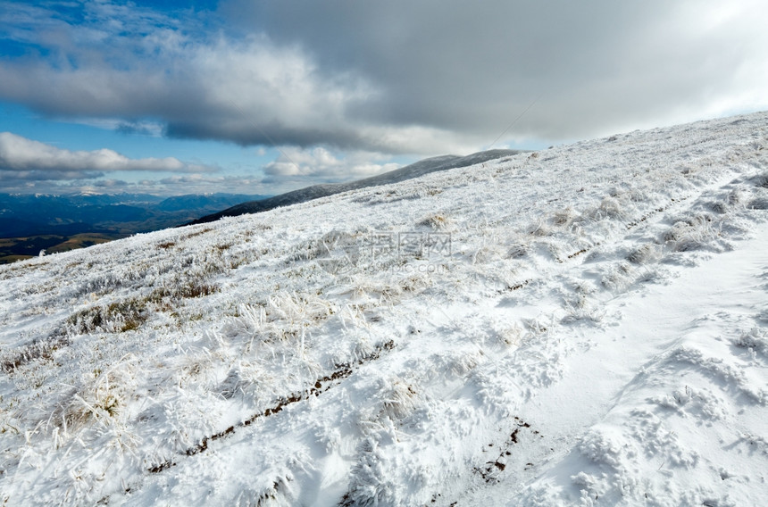 10月喀尔巴阡山博加瓦高原第一次冬季降雪图片