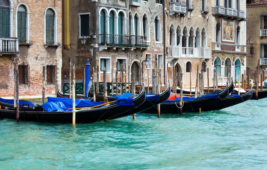 与水上的贡多拉斯风景意大利威尼斯图片
