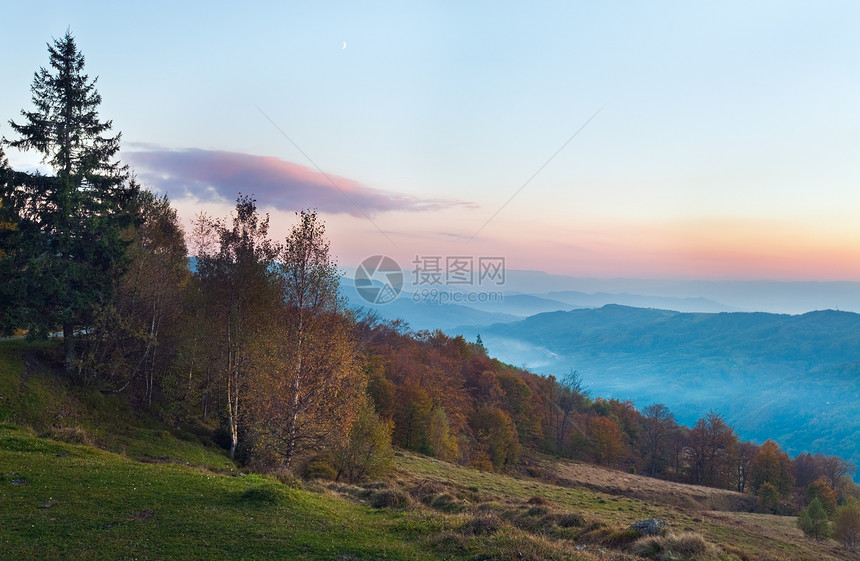 秋夜风景山上闪耀阳光天空中粉色发光图片